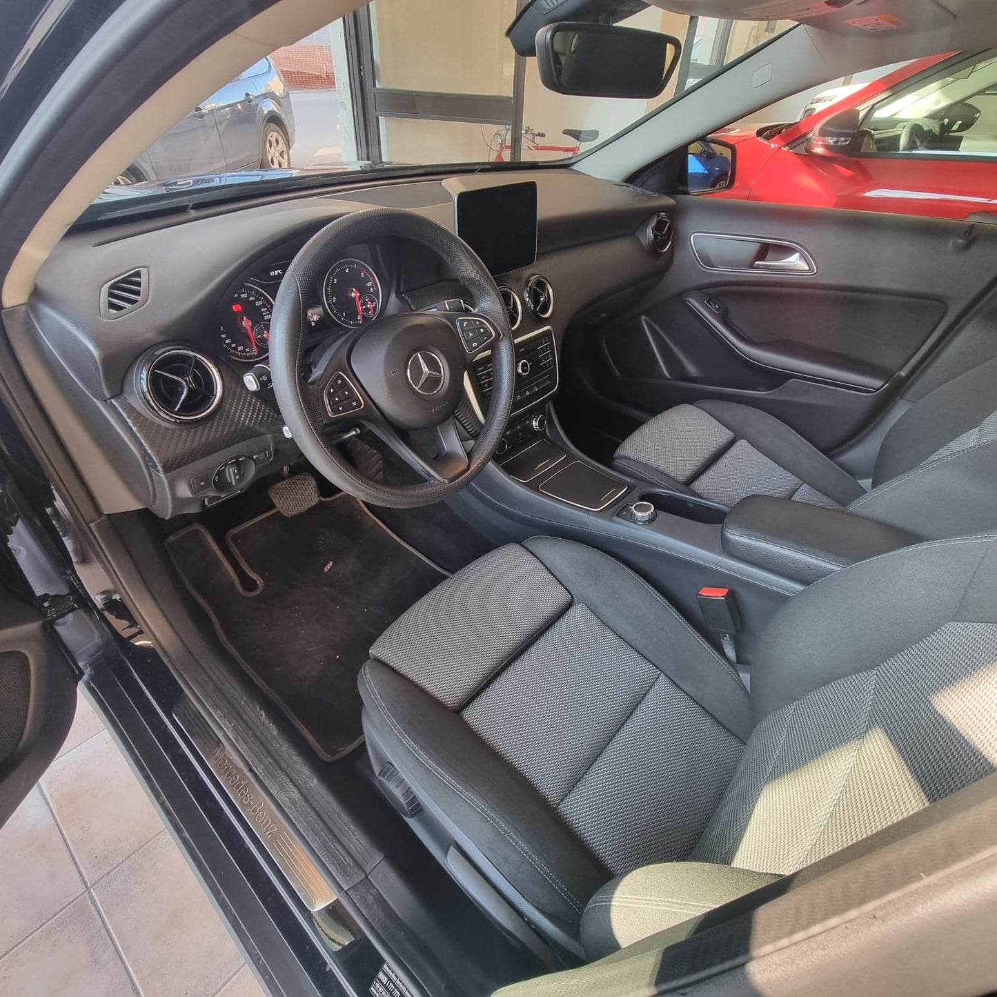 MERCEDES GLA 180d Business automatico 7G TETTO PANORAMICO